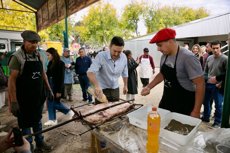 Petri, en plena simulación como asador en la Fiesta de la Ganadería. La política mendocina se muestra como la farándula. Petri, en plena simulación como asador en la Fiesta de la Ganadería. La política mendocina se muestra como la farándula. 