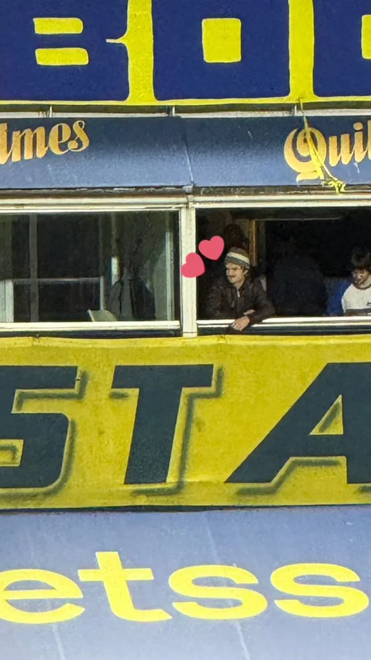 Joe Keery sorprendió a todos al aparecer en uno de los palcos de La Bombonera este miércoles.