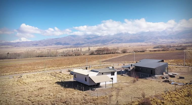 Sumergida en Tupungato, la casa fabricada por los paneles de LTN destaca por su eficiencia. Sumergida en Tupungato, la casa fabricada por los paneles de LTN destaca por su eficiencia.