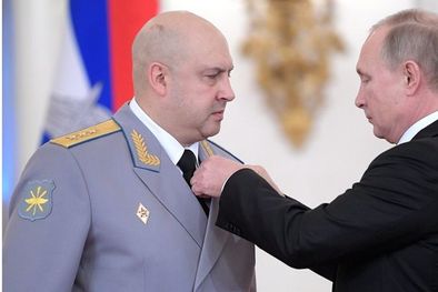 MDZol | Surovikin fue condecorado en 2017 por Putin por sus servicios militares en Siria Foto: EPA