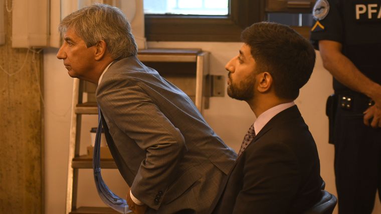 La defensa de Walter Bento pidió que se aplique la pena mínima posible para los delitos de los que fue hallado culpable. Esa pena sería de 5 años. Además, solicitaron que cumpla la condena en su casa. La defensa de Walter Bento pidió que se aplique la pena mínima posible para los delitos de los que fue hallado culpable. Esa pena sería de 5 años. Además, solicitaron que cumpla la condena en su casa.