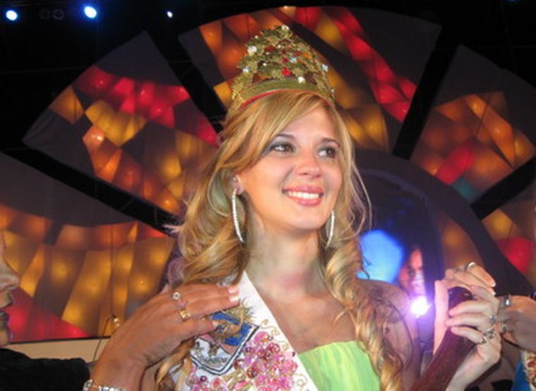 Momento en que Candela era coronada en San Martín, antes de ser la Reina Nacional 2009.