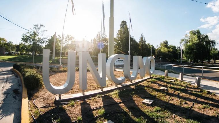 La UNCuyo con carreras con más estudiantes. La UNCuyo con carreras con más estudiantes.