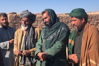 MDZol | Ghulam (centro) dice que da a sus seis hijos hambrientos tranquilizantes para que duerman