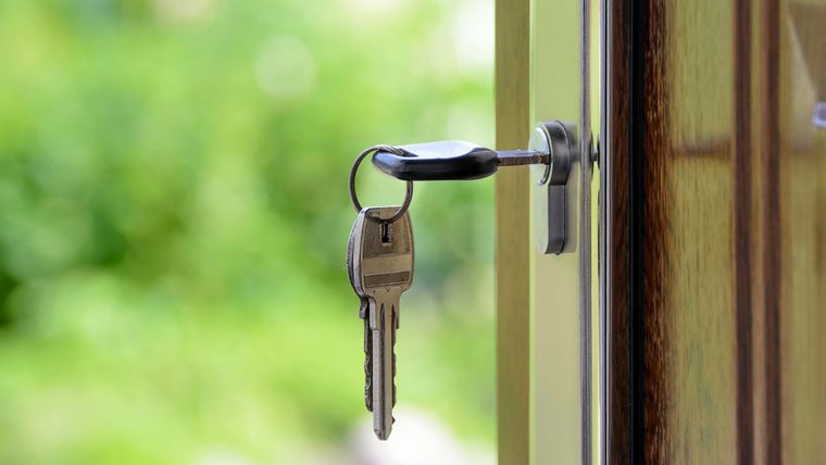 Un primer paso para agregar valor a la vivienda también consiste en pequeñas tareas de mantenimiento y limpieza. Foto: Pexels.com