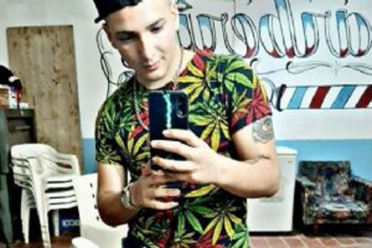 Víctima. Marcelo Paredes en su peluquería de La Favorita.