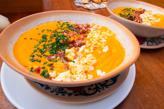 Aunque esta receta usa pocos ingredientes, su textura cremosa depende del tipo de pan y del aceite de oliva empleado.