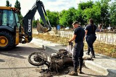 La moto fue encontrada en un zanjón, pero el hombre sigue desaparecido.