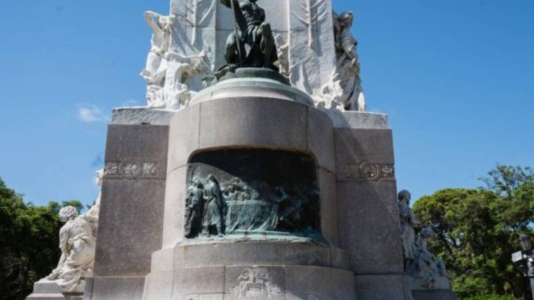 Detalle del basamento con los bronces de Benlliure Detalle del basamento con los bronces de Benlliure