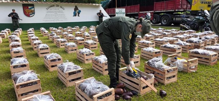 FOTO: Salta: intentaban traficar más de 31 kilos de cocaína ocultos en cajones con berenjenasMás de 31 kilos de cocaína que iban ocultos en cajones de berenjenas fueron decomisados por efectivos de Gendarmería Nacional en la ciudad salteña de Pichanal, prrovincia de Salta.