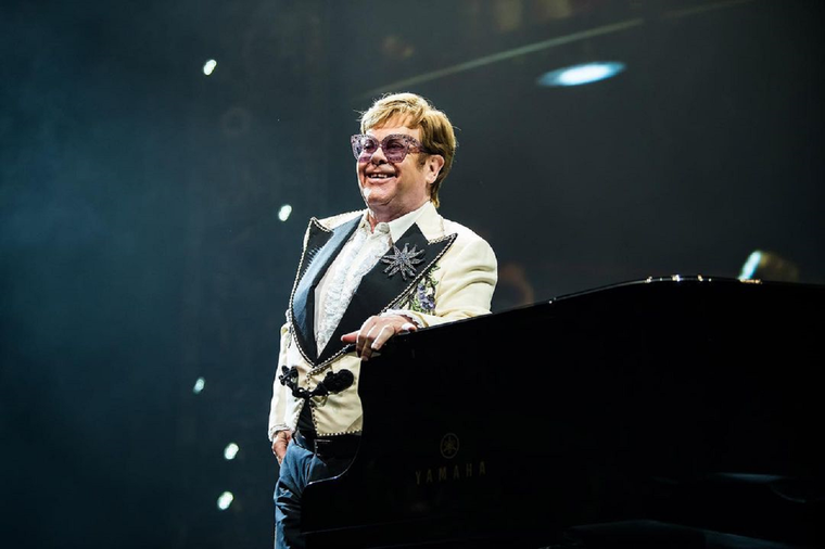 Elton John fue hospitalizado luego de sufrir un accidente doméstico Elton John cantando en Copenhagen. Foto: Instagram @eltonjohn