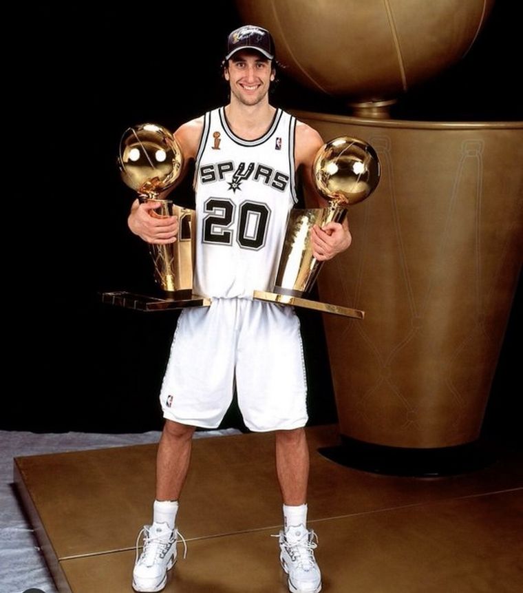 Ginóbili jugó 16 temporadas y ganó 4 anillos de la NBA con los Spurs. Ginóbili jugó 16 temporadas y ganó 4 anillos de la NBA con los Spurs.