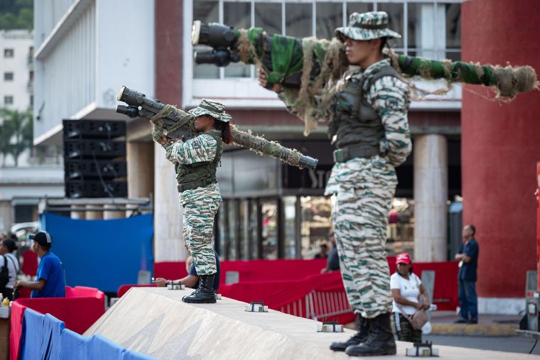 En medio del despliegue de seguridad, Venezuela ha exhibido sus lanzamisiles tierra - aire Igla S, que pueden derribar aeronaves que vuelan a baja altura.