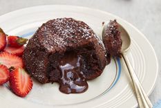 Coulant de chocolate Una receta clásica que podrás hacer en pocos minutos. Foto: Nestlé