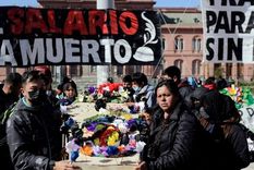 Piquete simulando el entierro del salario frente a la inflación creciente de la Argentina Foto: GETTY IMAGES