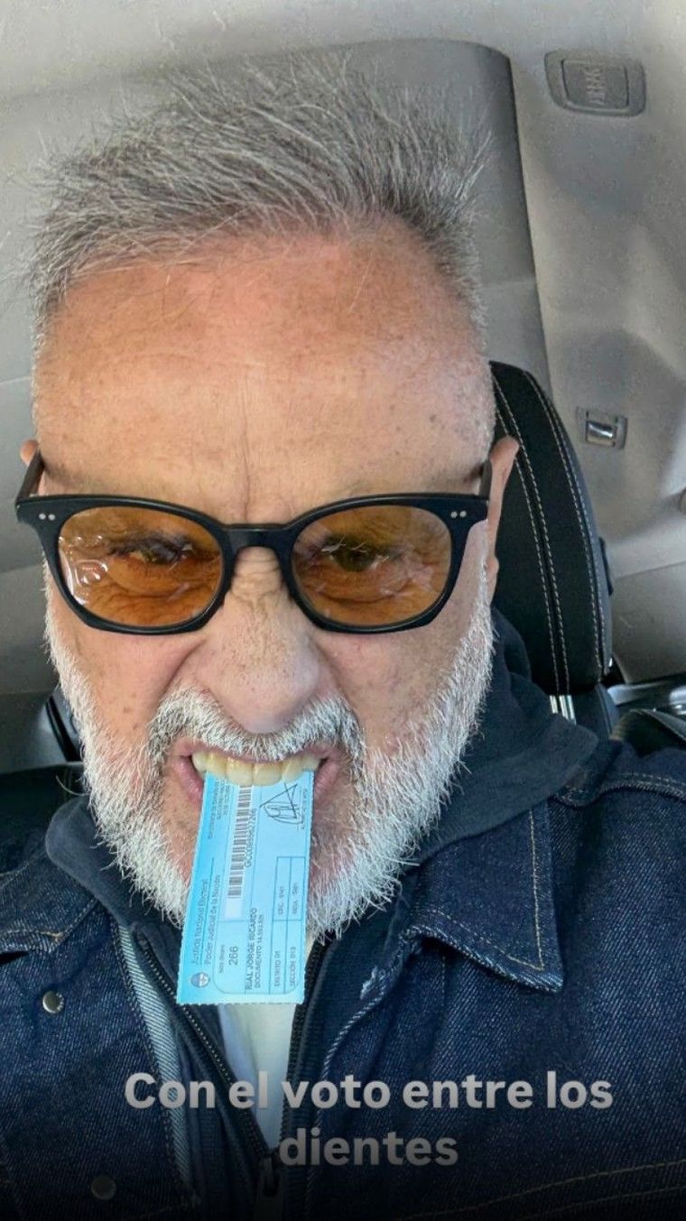 Rial luego de emitir su voto este domingo. Rial luego de emitir su voto este domingo.