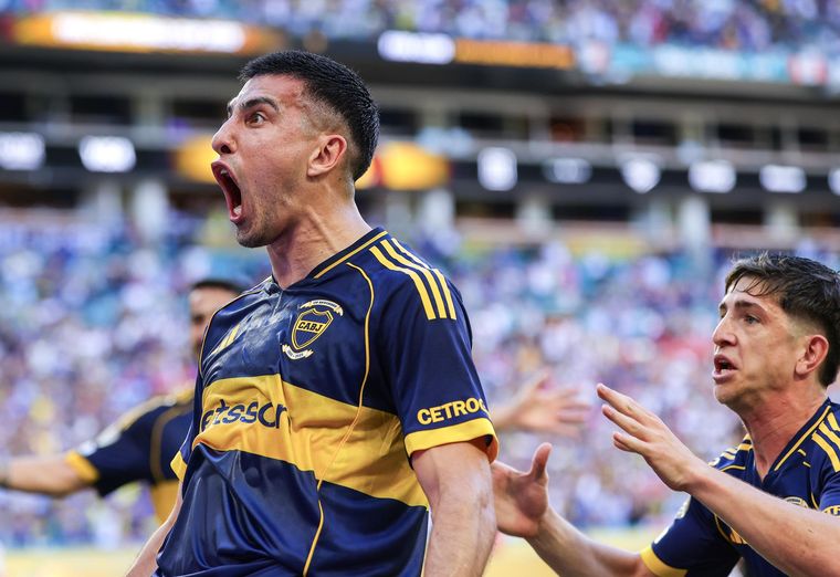 Rodrigo Battaglia, autor del 2-0 de Boca ante Benfica, lo grita con todo frente a la numerosa hinchada xeneize en Miami. Boca necesitará convertir varios goles.