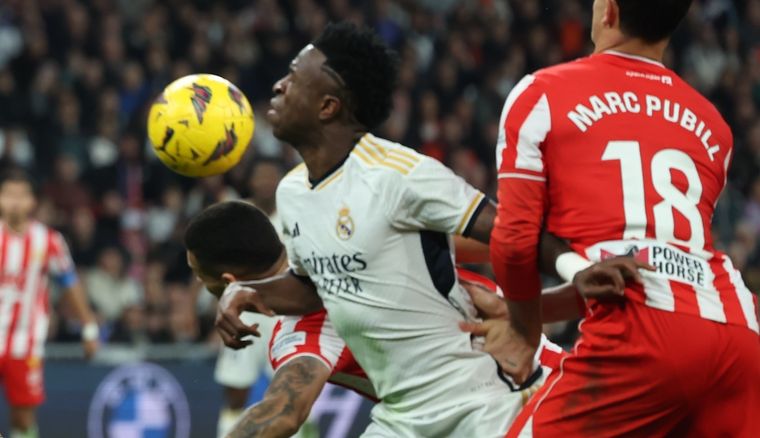 El brasilero convirtió, con la mano, el empate de su equipo. Foto: EFE