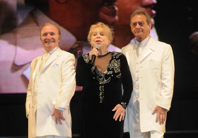 Estela Raval y Los 5 Latinos brillaron en el escenario. Foto: Gentileza Municipalidad de Rivadavia