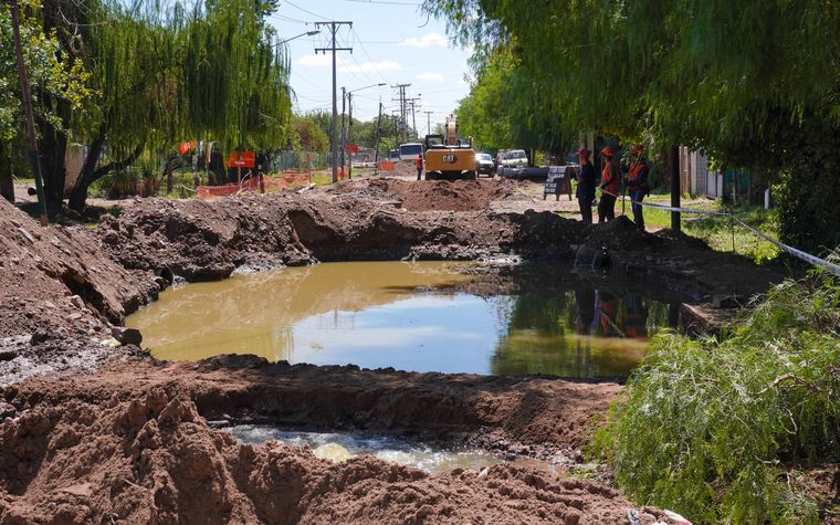 Ya iniciaron las tareas de reparación tras el colapso del colector cloacal en calle Tirasso. Ya iniciaron las tareas de reparación tras el colapso del colector cloacal en calle Tirasso.