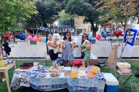 Benjamín posa junto a su torta de autor y la decoración temática de Sonic en Plaza España.