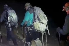 El turista polaco siendo acompañado por la Patrulla de Rescate al campamento para ser asistido. El turista polaco siendo acompañado por la Patrulla de Rescate al campamento para ser asistido.