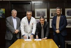 El Jefe de Gobierno de la Ciudad, Jorge Macri, junto al rector de la UBA, Ricardo Gelpi, y firmando, el ministro de Salud porteño, Fernán Quiros, y el director del Hospital de Clínicas, Marcelo Melo. El Jefe de Gobierno de la Ciudad, Jorge Macri, junto al rector de la UBA, Ricardo Gelpi, y firmando, el ministro de Salud porteño, Fernán Quiros, y el director del Hospital de Clínicas, Marcelo Melo.