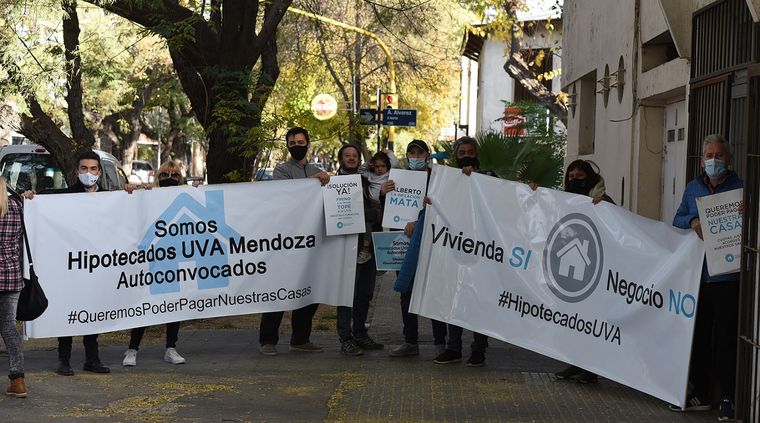 Los autoconvocados de créditos hipotecarios UVA montaron una protesta frente al PAMI. Foto: ALF PONCE MERCADO / MDZ