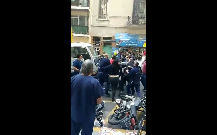 La tremenda batalla campal se registró frente al Sanatorio Güemes.