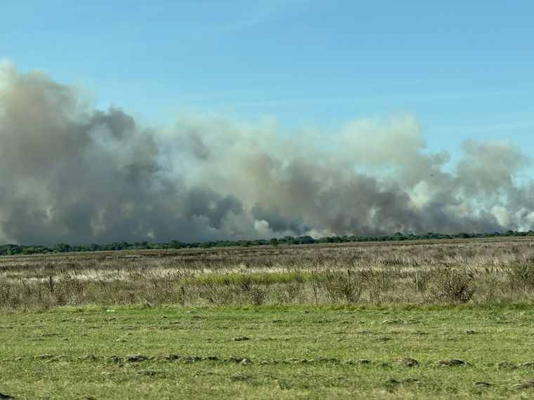 Las personas que transitaban la ruta capturaron el inicio del incendio el sábado por la tarde Foto: X