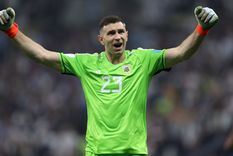 El Dibu Martínez recibió la banca de un histórico como Ubaldo El Pato Fillol. Foto: EFE El Dibu Martínez recibió la banca de un histórico como Ubaldo El Pato Fillol. Foto: EFE