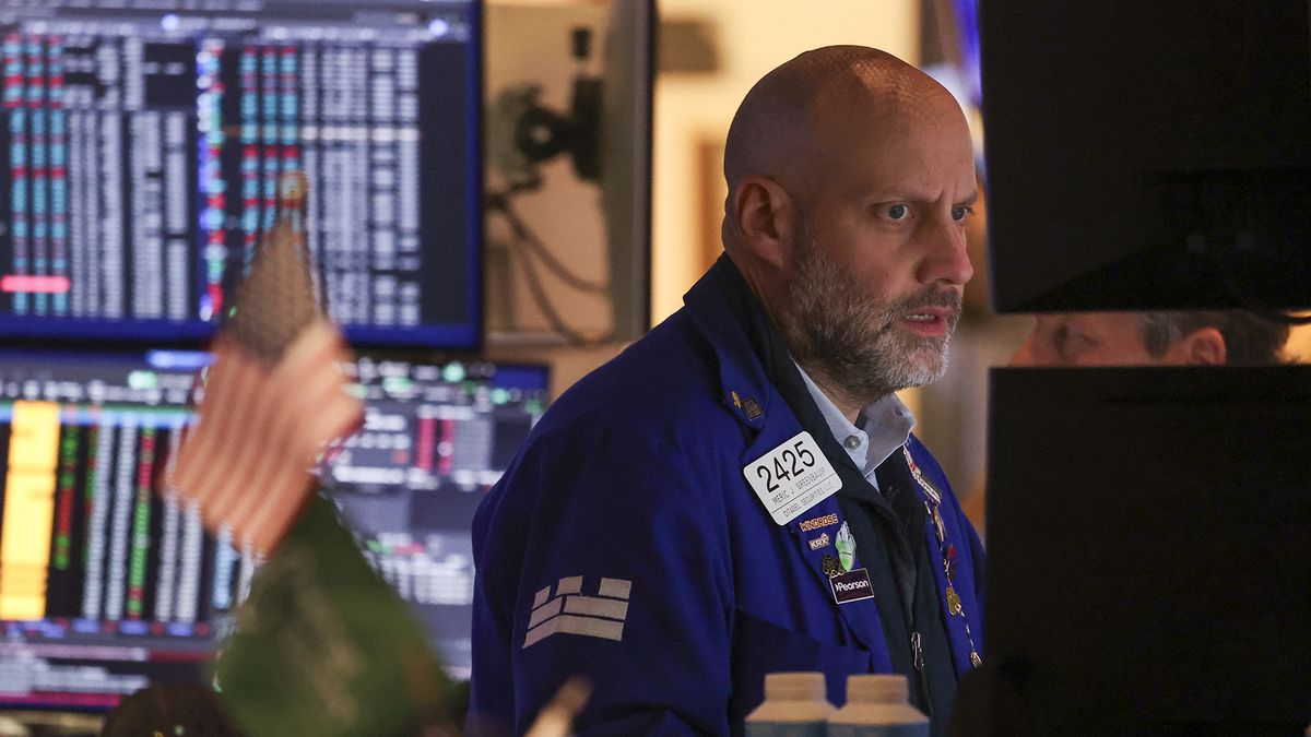 Wall Street: los activos argentinos caen pero el riesgo país se mantiene por debajo de los 500 puntos