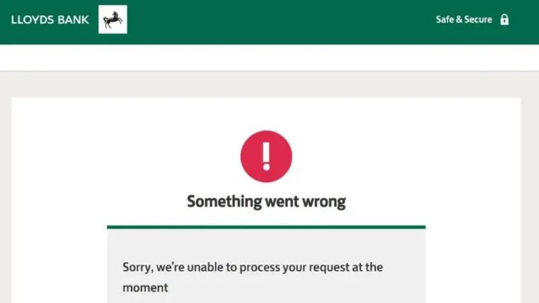 El banco Lloyds ha experimentado dificultades como lo muestra está foto de una pantalla que dice: "Lo sentimos, no podemos procesar su solicitud en este momento".