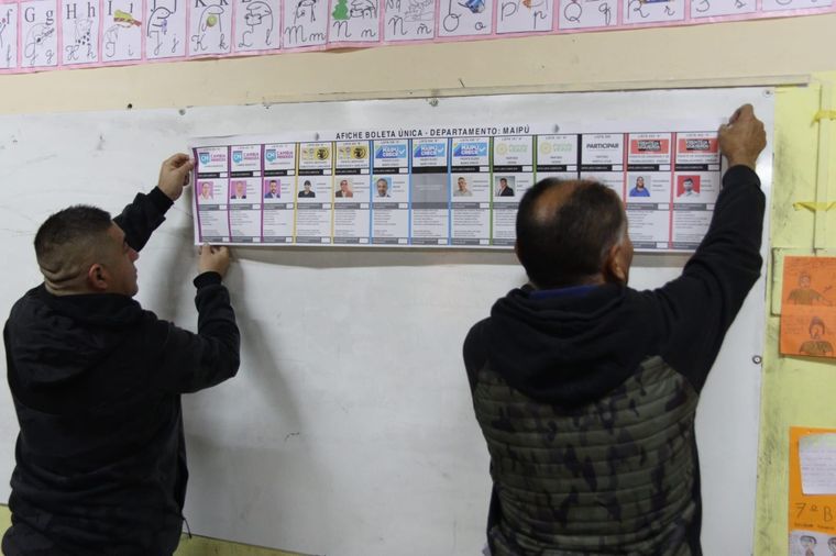 Por lo menos ocho frentes electorales se anotan para las elecciones. Imagen de archivo (elecciones 2023) Foto: Santiago Tagua/MDZ