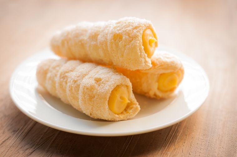La receta de cañoncitos rellenos de crema pastelera puede adaptarse fácilmente con rellenos como dulce de leche o chocolate. La receta de cañoncitos rellenos de crema pastelera puede adaptarse fácilmente con rellenos como dulce de leche o chocolate.