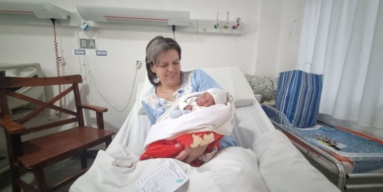 Mirta Portilla con Noah en brazos, el niño que puede ser ahijado de Javier Milei