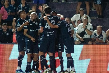 La Lepra festeja el gol de Sartori ante Sarmiento en el Gargantini. La Lepra festeja el gol de Sartori ante Sarmiento en el Gargantini.