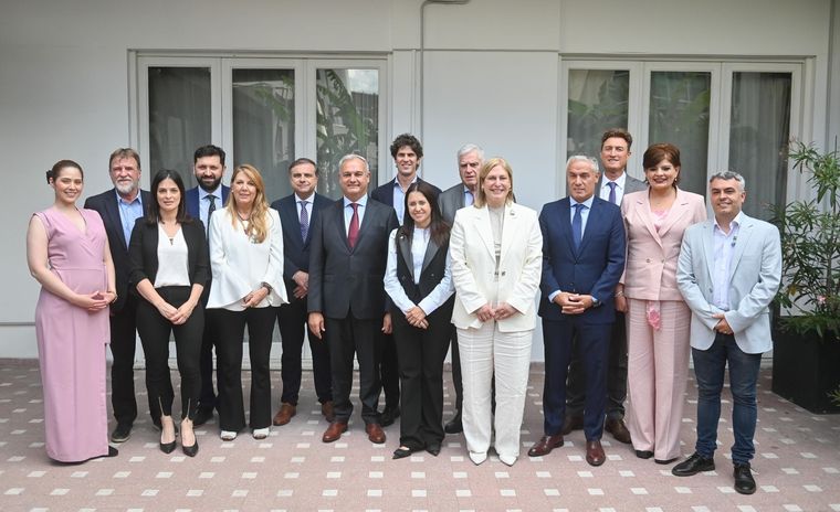 El bloque de Provincias Unidas fue uno de los que se manifestó contra el DNU de Inteligencia del Gobierno. El bloque de Provincias Unidas fue uno de los que se manifestó contra el DNU de Inteligencia del Gobierno.