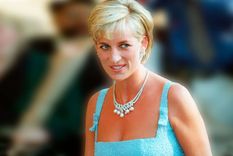 Lady Di fue la mujer más famosa de la década de 1980 y 1990 por su gran carisma y estilo para vestirse. Foto: Vanitatis - https://images.ecestaticos.com/rEnZK3EM3yBw3EXkSGhAxcjc3ko=/0x0:1684x913/1600x900/filters:fill(white):format(jpg)/f.elconfidencial.com%2Foriginal%2F253%2Fc7f%2Fb93%2F253c7fb9365b51d73d4b312bb5e5513a.jpg