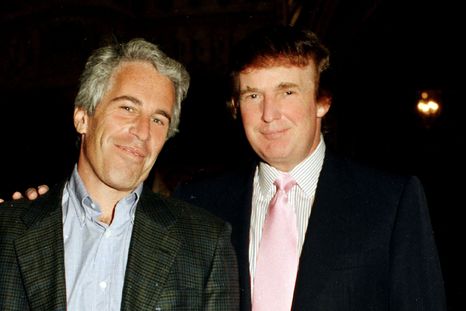 Una foto de archivo de Jeffrey Epstein y Donald Trump, entonces desarrollador inmobiliario, en la propiedad de Trump en Mar-a-Lago en Palm Beach, Florida, en 1997. Una foto de archivo de Jeffrey Epstein y Donald Trump, entonces desarrollador inmobiliario, en la propiedad de Trump en Mar-a-Lago en Palm Beach, Florida, en 1997.