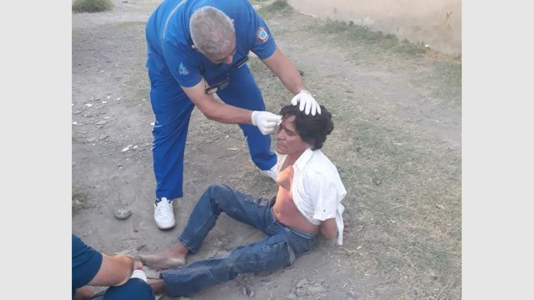 cabezazos Un tipo tenaz: el agresor golpeó primero el retrovisor y luego el capot. Debió ser asistido.