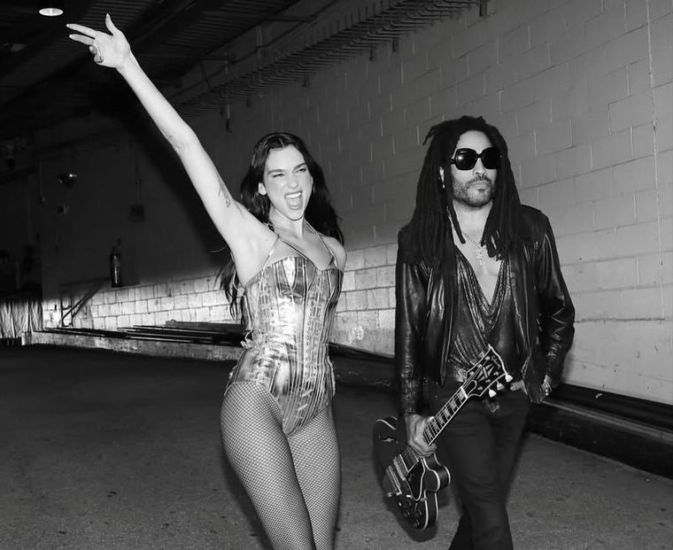 Dua Lipa bien acompañada.