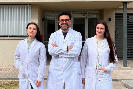 El equipo del Conicet que investigará los posibles tratamientos para el Alzheimer está liderado por Lucas J. Sosa se completa con las científicas Valentina Gesto y Romina Aimar.
