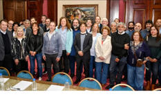 El Gobernador Axel Kicillof  con los representantes gremiales de docentes y estatales en el cierre de la paritaria 2022 Foto: Gobierno de la provincia de Buenos Aires
