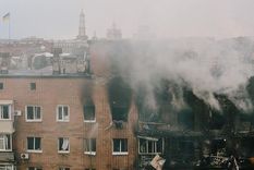 Varios edificios de departamentos de Járkov resultaron dañados en la nueva ola de bombardeos rusos.