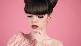 El mate se convierte en la pieza clave del look, sin necesidad de cargar el resto del rostro. El mate se convierte en la pieza clave del look, sin necesidad de cargar el resto del rostro.