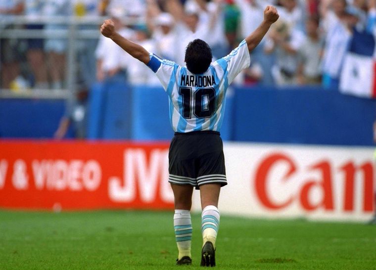 Maradona celebra uno de los goles de Caniggia. Luego vendría la desolación.