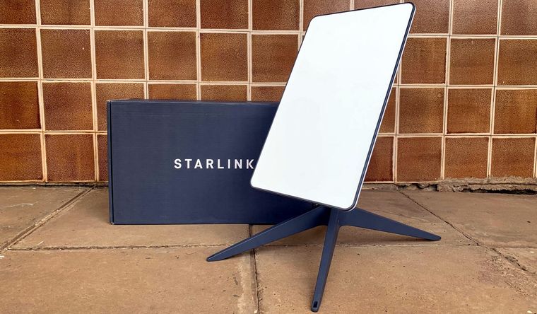 La caja de envío y la antena parabólica de uno de los kits de la empresa de servicio a internet satelital de Elon Musk, Starlink, en Nairobi. Foto: Efe.