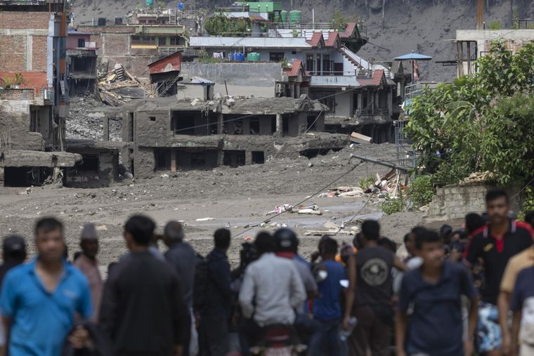 En los últimos reportes, se estiman 157 muertos en Nepal.