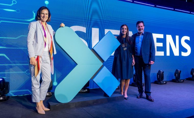 Judith Wiese, Dalma Parisi y Eduardo Gorchs, CEO de Siemens Sudamérica. Foto: Siemens.